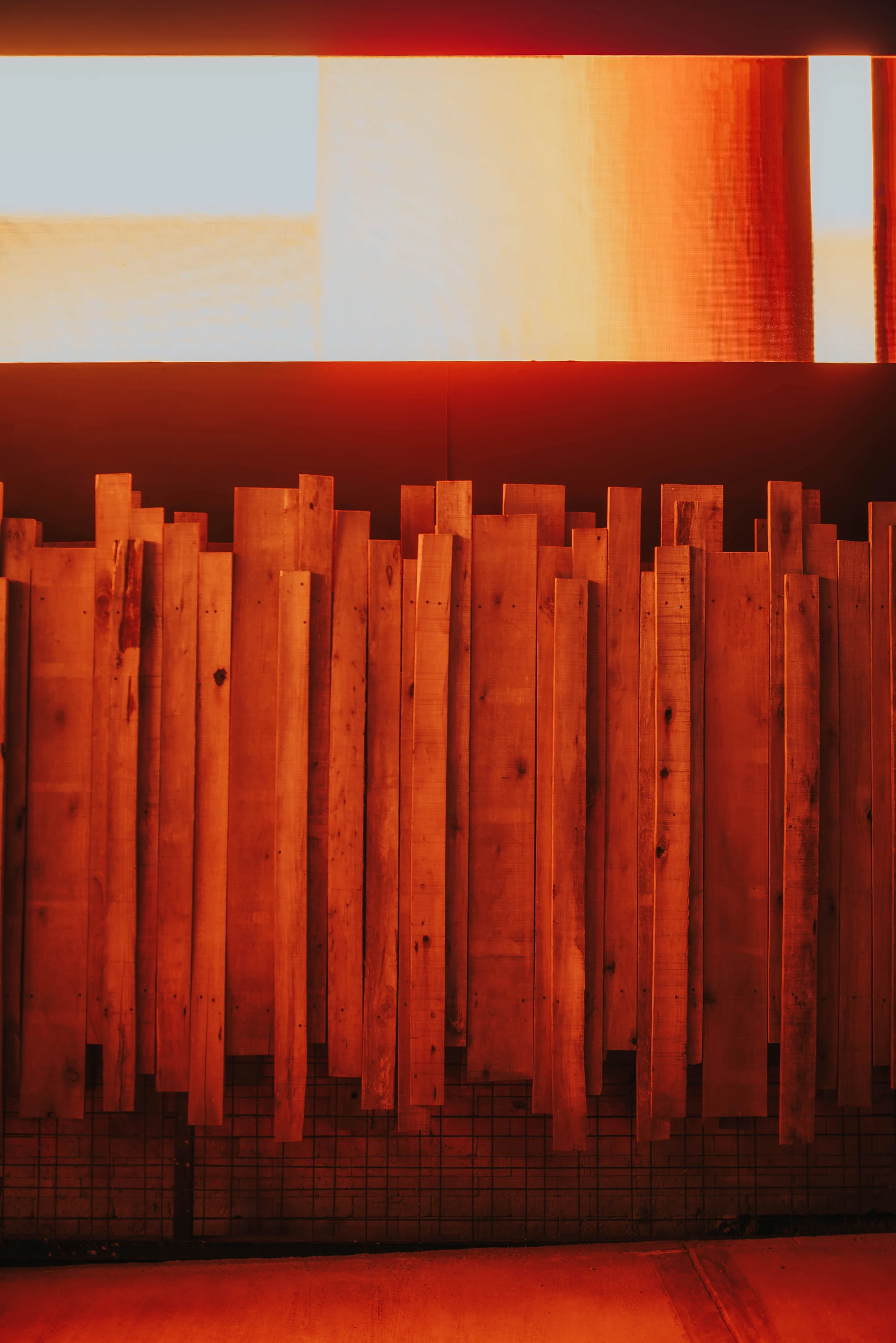 Cerco de madera del jardín iluminado de noche