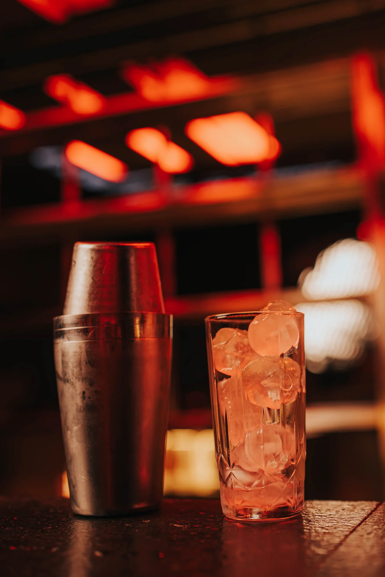 Vasos con hielo en la barra