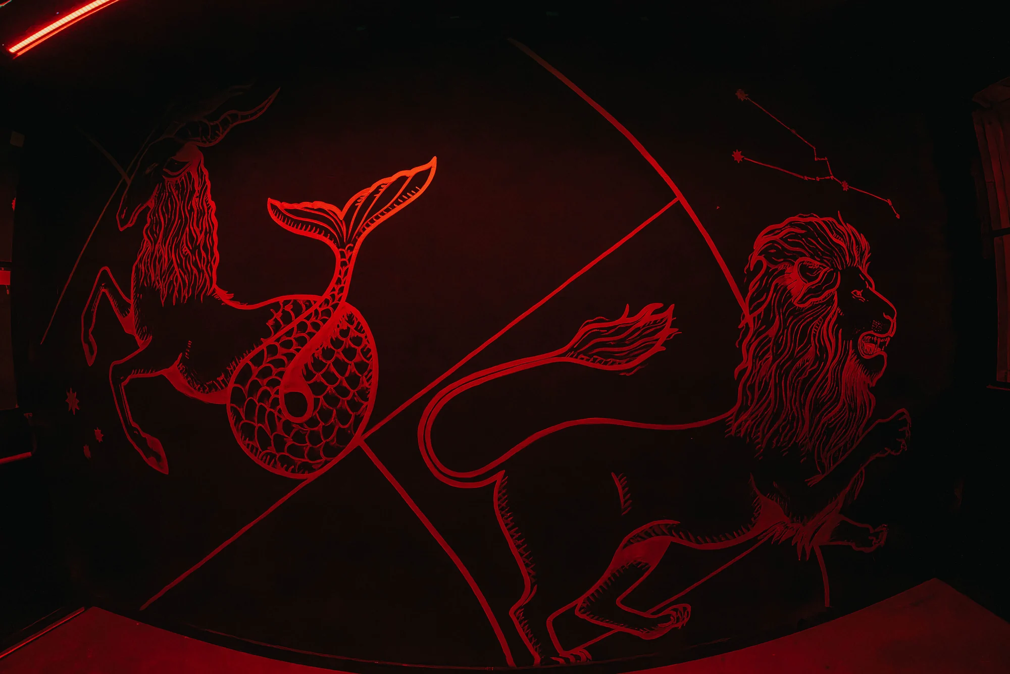Mural del zodíaco sobre la pista